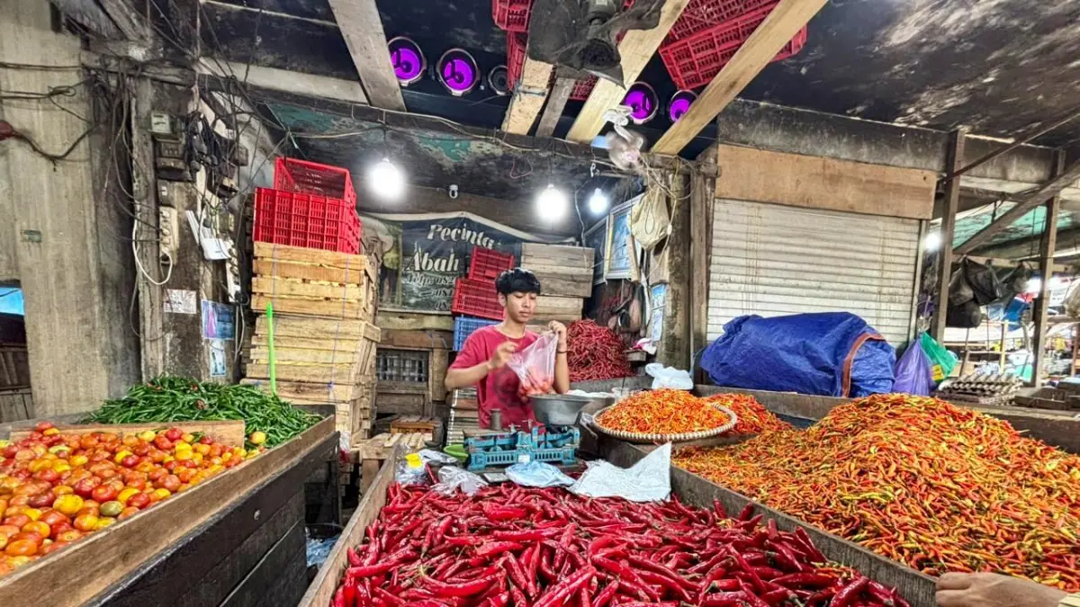 MAKIN MAHAL: Pasca-Iduladha, harga cabai rawit di Banjarmasin melonjak hingga Rp120 ribu per kilogram sehingga membuat sebagian masyarakat mengurangi jumlah pembelian.(Foto: Endang Syarifuddin/Radar Banjarmasin)