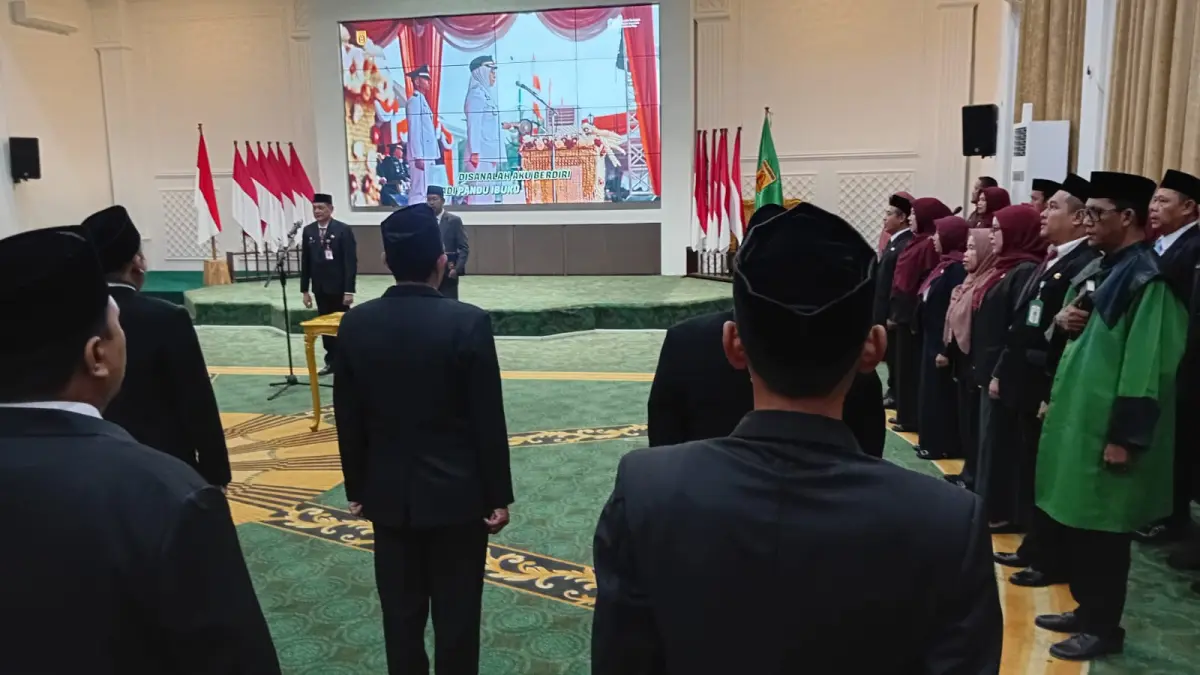 MELANTIK: Kepala Dinas Pendidikan, Abdul Basid melantik belasan kepala sekolah di Banjarbaru. ( Nurdin untuk Radar Banjarmasin)