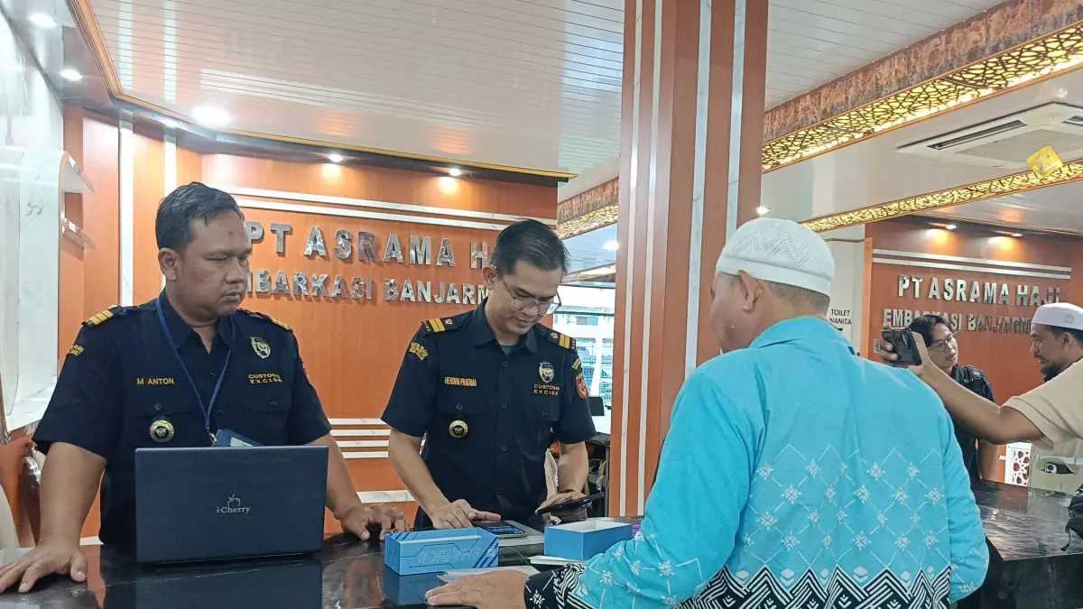 MENDAFTARKAN: Jemaah haji yang mendaftarkan hp baru miliknya yang dibeli di Tanah Suci kepada posko bea cukai di Debarkasi Banjarmasin (SHEILLA/RADAR BANJARMASIN)