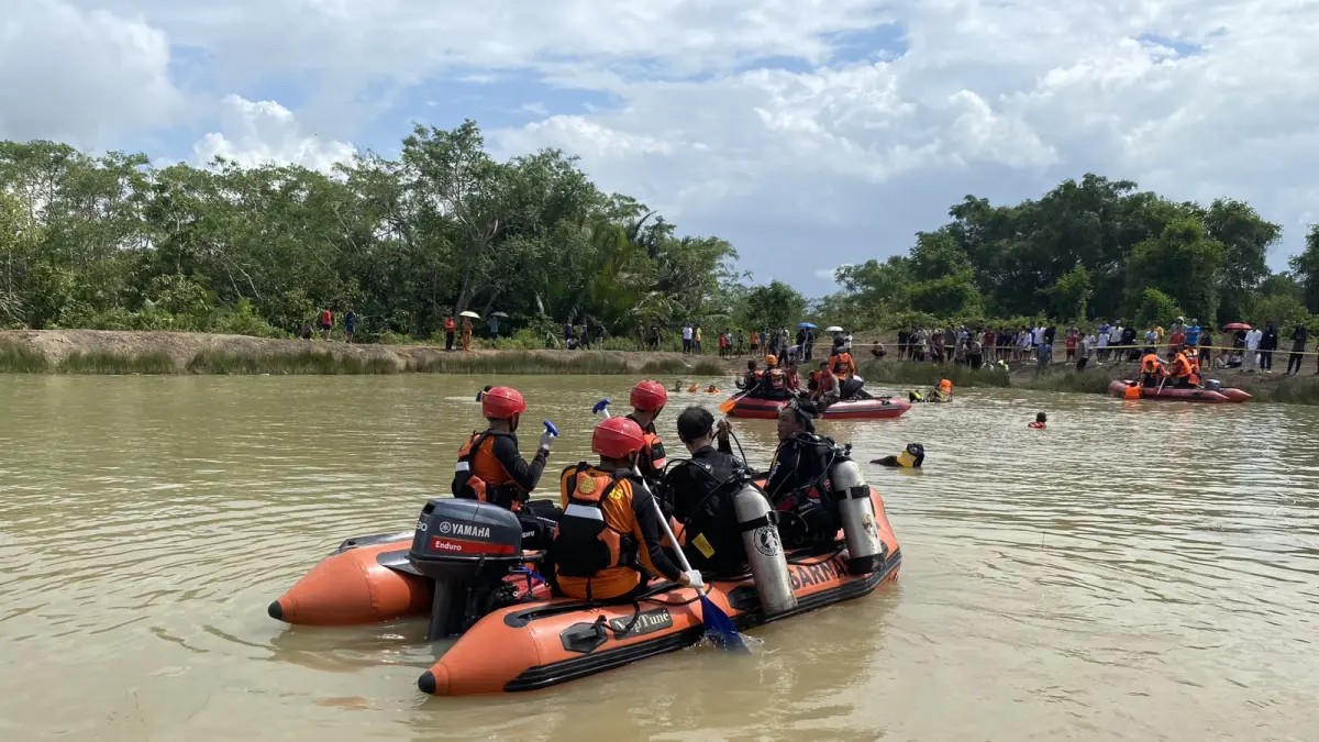 PENCARIAN: Tim SAR Gabungan melakukan pencarian seorang anak yang diduga tenggelam di Danau Arraudah 6, Desa Barokah, Kecamatan Simpang Empat, Tanah Bumbu, Minggu (7/6/2026). (Foto: Basarnas Banjarmasin)