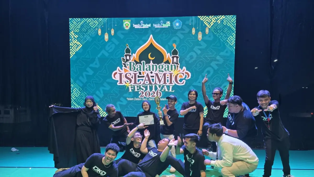 SENANG: KPM HSS berhasil menyabet gelar juara 1 Musikalisasi Puisi Balangan Islamic Festival 2026, Sabtu (6/6/2026) malam. (Foto: Irwansyah untuk Radar Banjarmasin)&nbsp;