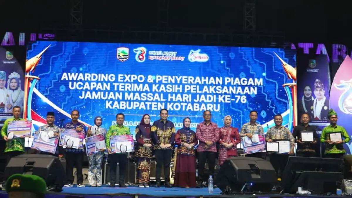 SENANG: Para pemenang berfoto bersama di malam puncak penutupan Harjad Kotabaru.Foto: Diskominfo Kotabaru)