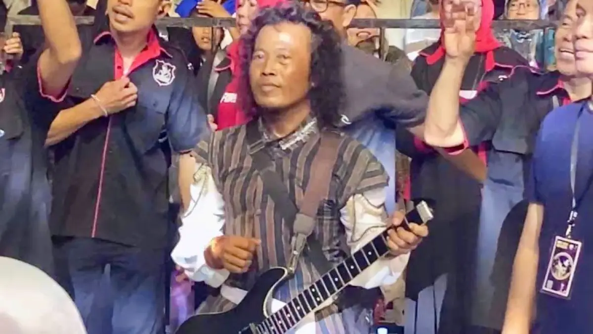 UNIK: Farhan salah satu penonton asal HSU yang unik mirip Rhoma di Siring Laut Kotabaru. (Foto: Jumain/Radar Banjarmasin)