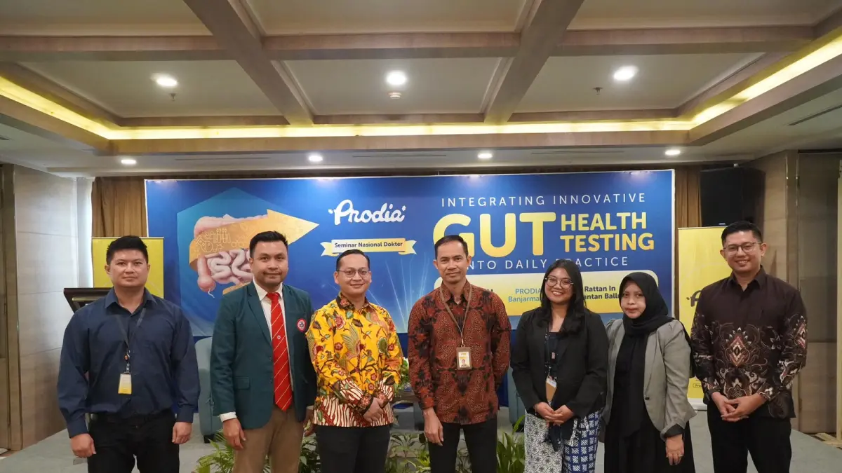 ABADIKAN MOMEN: Para narasumber dan perwakilan manajemen Prodia berfoto bersama dalam seminar Gut Health di Rattan Inn Banjarmasin, Sabtu (6/6/2026).(Foto: Prodia Banjarmasin) 