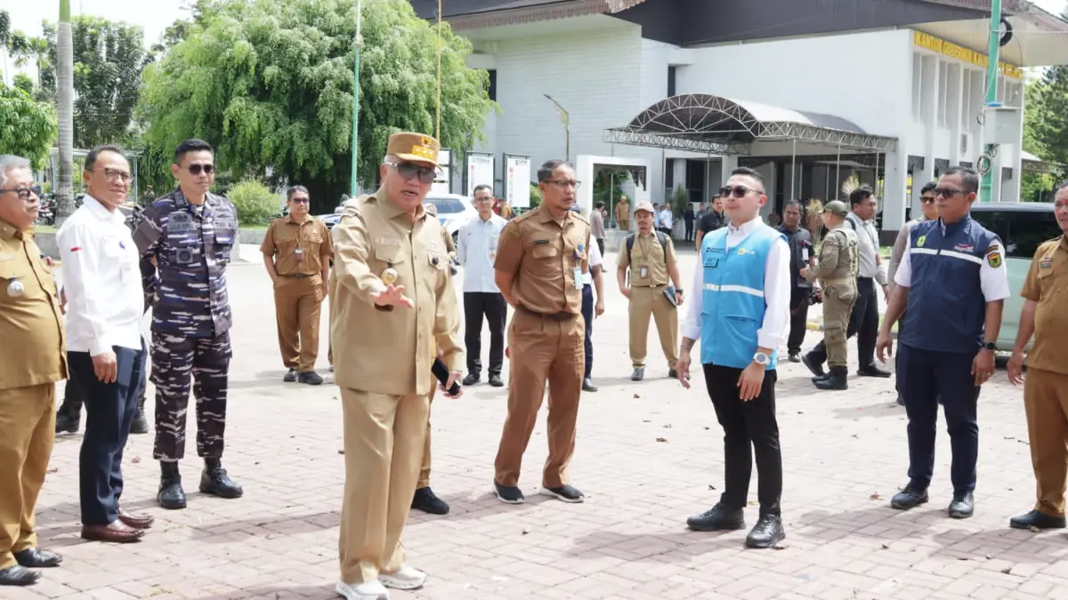 ASET PEMERINTAH: Gubernur Kalsel, H Muhidin beserta jajaran dan pihak PLN meninjau lokasi yang akan dijadikan SPKLU di kawasan Eks Kantor Gubernur Kalsel di KM 0 Banjarmasin.(Foto:  