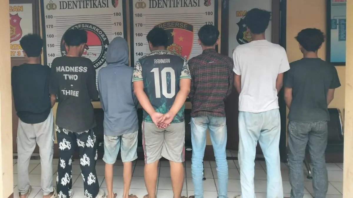 BERJEJER: Petugas kepolisian mengamankan sekelompok remaja diduga gangster di Banjarmasin.