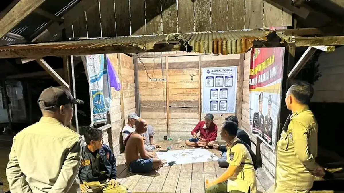 IMBAUAN: Satpol PP HSS saat lakukan imbauan ke Pos Kamling. (Foto: Satpol PP HSS)&nbsp;