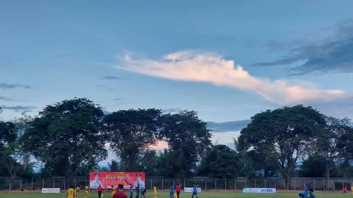 LAGA SERU: Tim Telaga Langsat FC (biru) mengamankan tiket 32 besar Bupati HST Cup 2026 setelah menang atas Persiha FC dengan skor 3-1 di Stadion Murakata, Barabai, Senin (8/6/2026).(Foto:Jamaluddin/Radar Banjarmasin)
