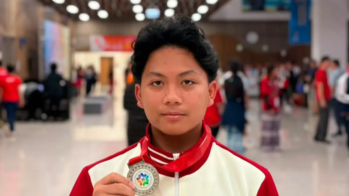 MEMBANGGAKAN: Amirullah, atlet menembak muda asal Kota Banjarmasin, berpose usai meraih medali perak beregu kelas 10M Air Rifle Men Junior dalam 48th SEASA Shooting Championship 2026 di Taoyuan, Taipei, 3–13 Juni 2026.