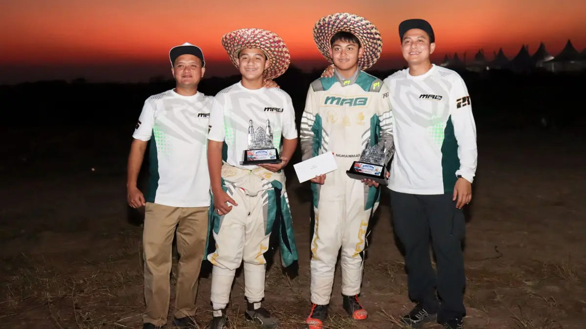 MEMBANGGAKAN: H Rihans Variza bersama dua anaknya yang berhasil naik podium di Kejurnas Sprint Rally di Semarang. (Foto MAB HRVRT) 
