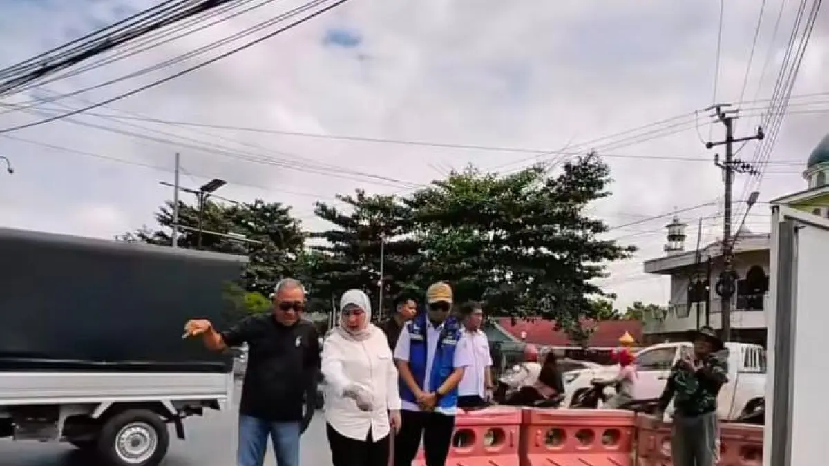 MONITORING: Wali Kota Banjarbaru, Erna Lisa Halaby saat melakukan monitoring di lapangan. (Prokopim untuk Radar Banjarmasin)