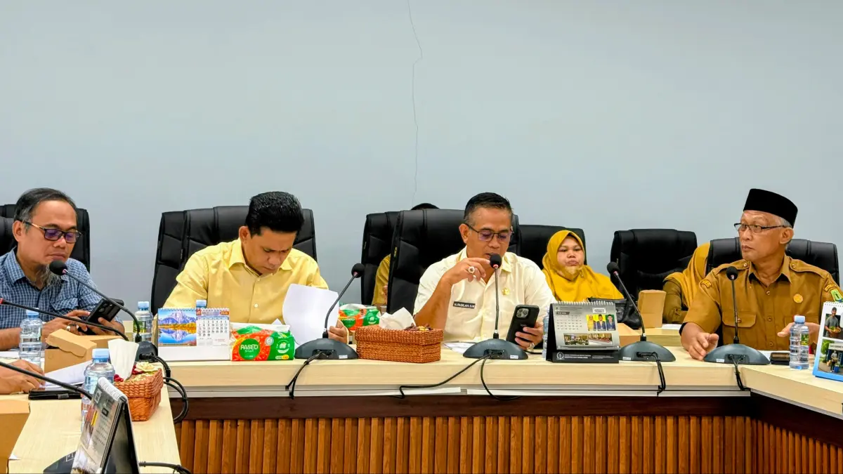 PEMBAHASAN: Rapat pembahasan retribusi daerah di Aula Rapat DPRD, Senin (8/6). (Foto: M.Akbar)&nbsp;