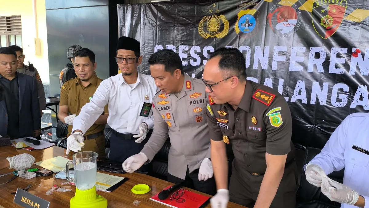 PEMUSNAHAN: Kapolres Balangan, AKBP Yulianor Abdi bersama jajaran Forkopimda saat memusnahkan barang bukti hasil Operasi Antik Intan 2026 di Mapolres Balangan, Senin (8/6). (M Dirga / Radar Banjarmasin)