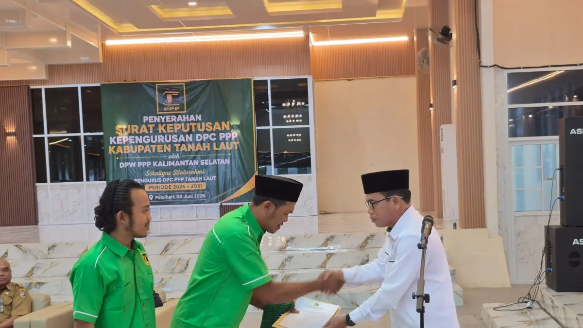 RESMI : Air Langga Ketua terpilih DPC PPP Tala (kiri) saat menerima SK kepengurusan PPP dari Sekwil PPP Kalsel Asbullah AS. (Foto : Norsalim Yahya/Radar Banjarmasin)