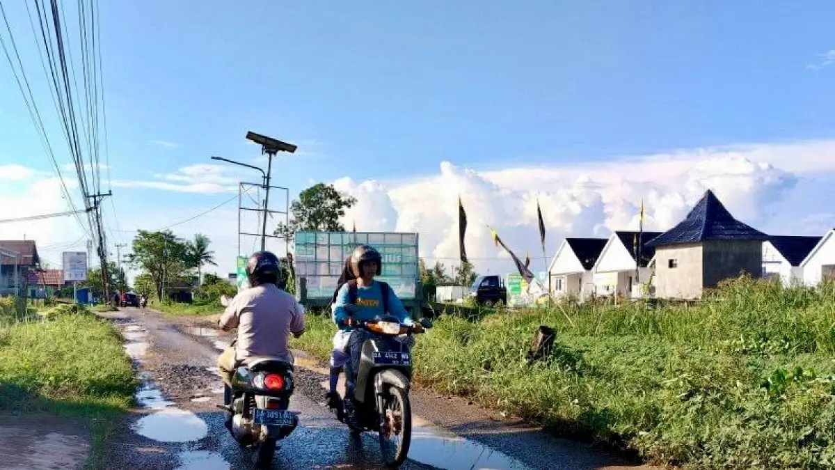 RUSAK: Kondisi salah satu ruas jalan yang mengalami kerusakan dan berlubang di kawasan Banjarmasin Selatan.(Foto: Dok Radar Banjarmasin)