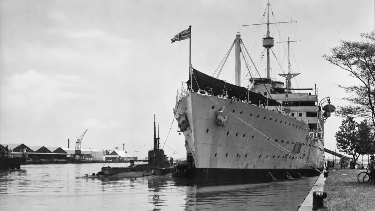 SEJARAH: Arsip foto tahun 1938 memperlihatkan HMS Medway F25, kapal induk pendukung armada kapal selam Royal Navy Inggris, bersandar di Pelabuhan Banjarmasin bersama sejumlah kapal selam. 