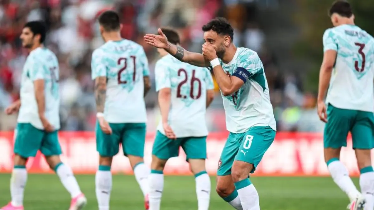 SELEBRASI: Bruno Fernandes melakukan selebrasi dengan tarian "kicau mania" usai membawa Portugal menang atas Chile dalam laga uji coba jelang Piala Dunia 2026 di Lisbon, Minggu (7/6) dini hari WIB.
(AFP/PATRICIA DE MELO MOREIRA)