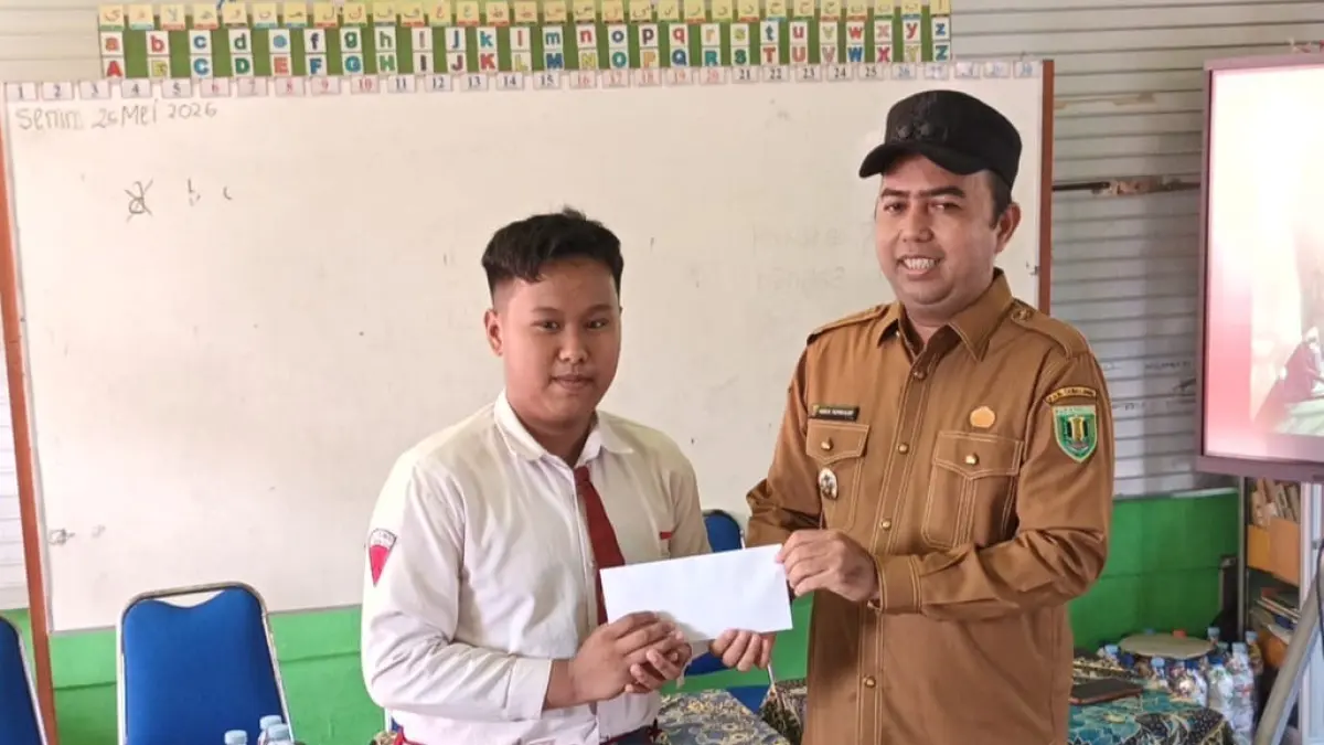 Siswa SDN 2 Belimbing, Muhammad Awali Ramadan saat diberi apresiasi Wakil Bupati Tabalong Habib Muhammad Taufani Alkaf. (Ibnu Dwi Wahyudi/ Radar Banjarmasin)