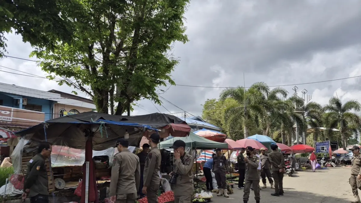 Tim gabungan saat melakukan penertiban di kawasan Pasar Agrobisnis HST. (Dinas Perdagangan HST untuk Radar Banjarmasin).