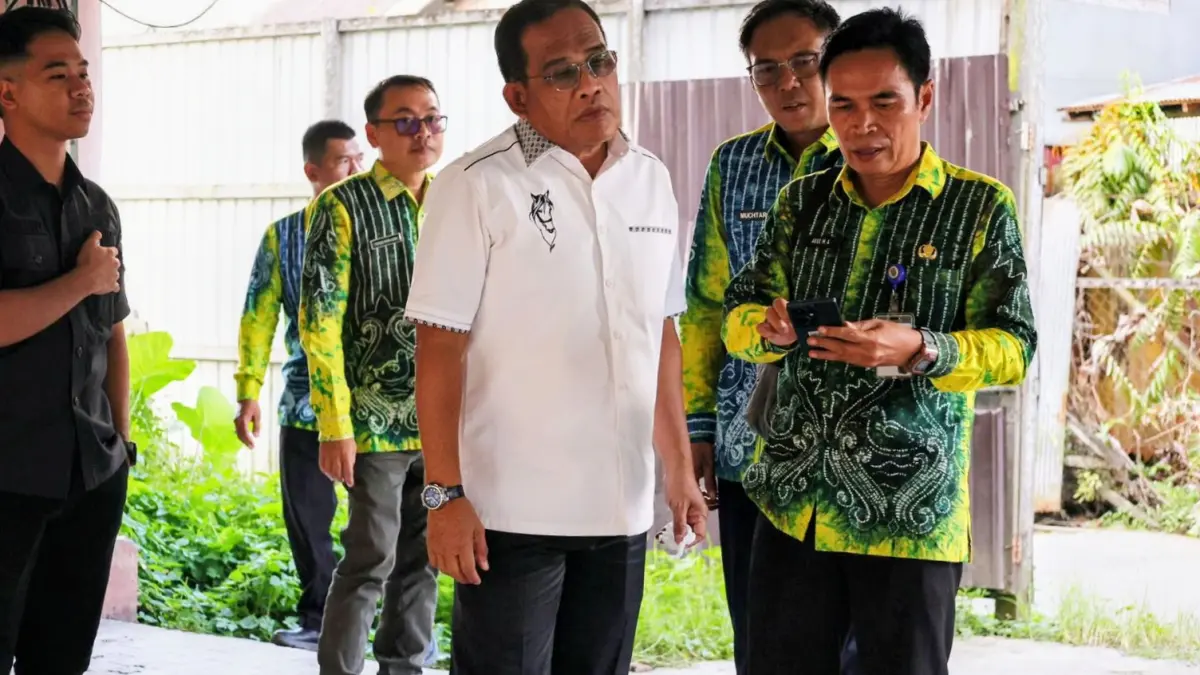 TINJAU ASET:Bupati Kabupaten HSU, H Sahrujani didampingi Sekda HSU, Adi Lesmana dan sejumlah Kepala Perangkat Daerah meninjau kondisi aset daerah di Kota Banjarmasin.(Foto: Pemkab HSU)&nbsp;