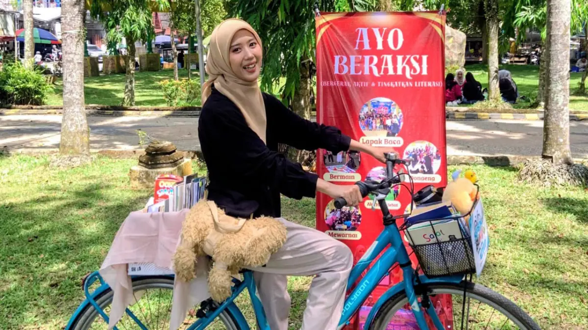 TUMBUHKAN LITERASI: Stela Angelica Putri, dari sudut Taman Putri Junjung Buih, terus menyalakan semangat literasi.