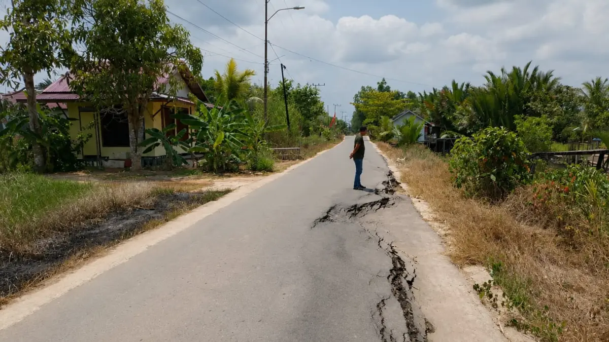 AMBLAS: Kondisi jalan di Kecamatan Aluh-Aluh, Kabupaten Banjar yang amblas karena truk ODOL bebas beroperasi.