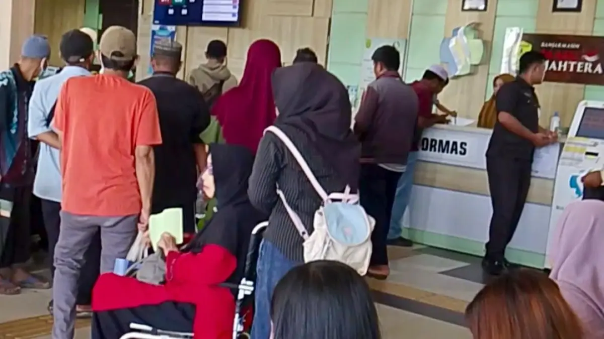 ANTRE: Warga mengantre untuk mendapatkan pelayanan kesehatan di RSUD Sultan Suriansyah, Selasa (9/6/2026).(Foto: Endang Syarifuddin/Radar Banjarmasin)