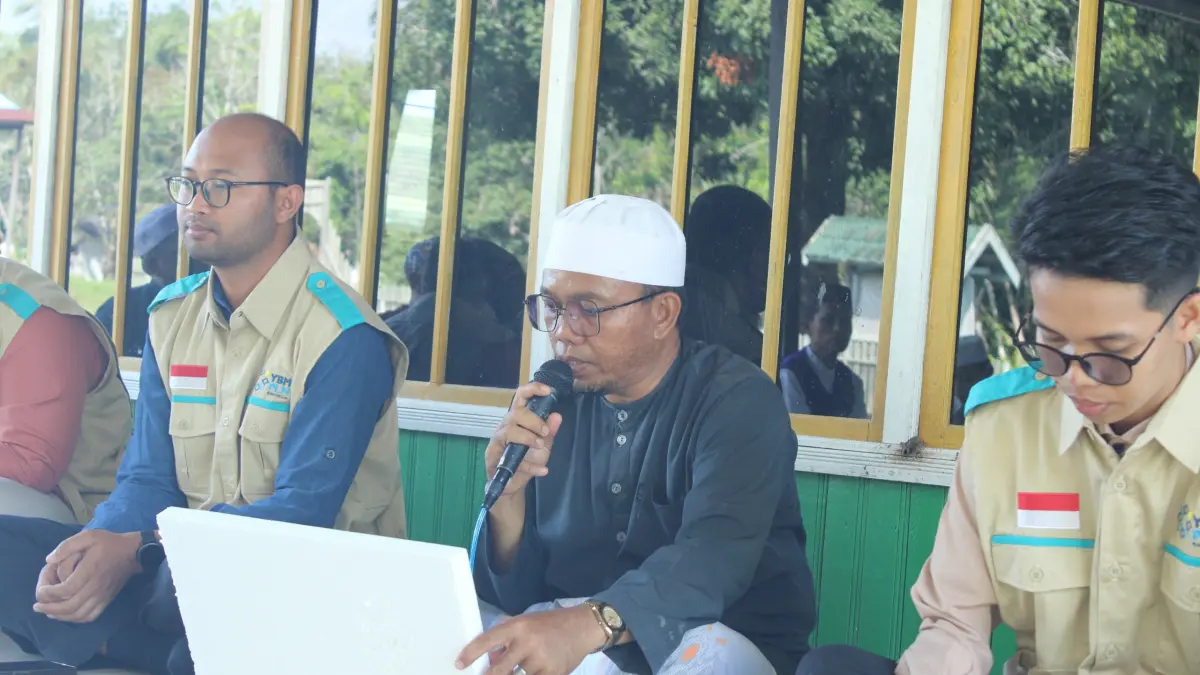 APRESIASI: Mewakili penerima manfaat, Ustadz M Iskandar menyampaikan rasa syukur dan apresiasi atas kepedulian YBM PLN yang telah menghadirkan kebahagiaan bagi warga Desa Sei Jangkit.