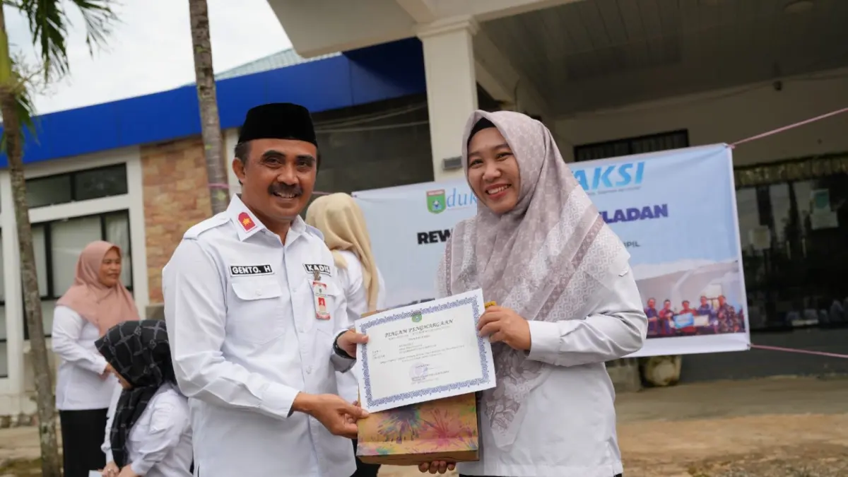 ARAHAN: Kepala Disdukcapil Tanah Bumbu, Gento Hariadi, memberikan arahan kepada pejabat dan staf sebelum penyerahan reward dan punishment di halaman Kantor Disdukcapil Batulicin, Rabu (3/6/2026).