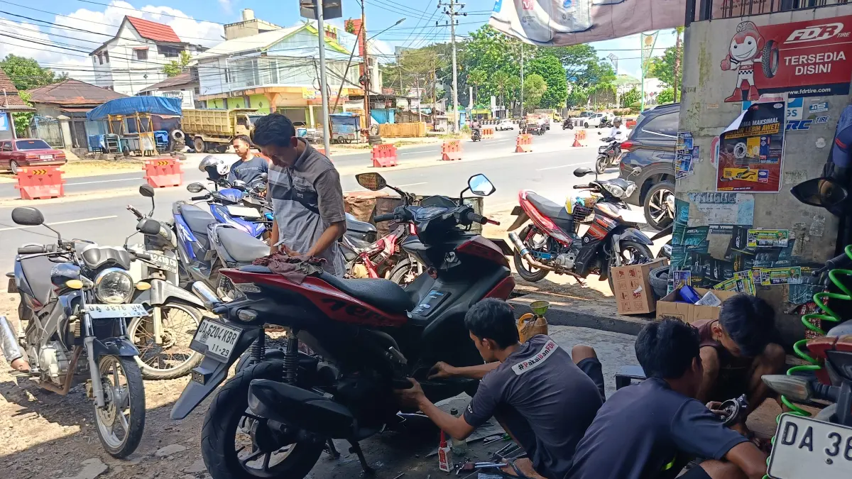 BENGKEL: Aktivitas di salah satu bengkel di Banjarbaru.(Sheilla Farazela/Radar Banjarmasin)