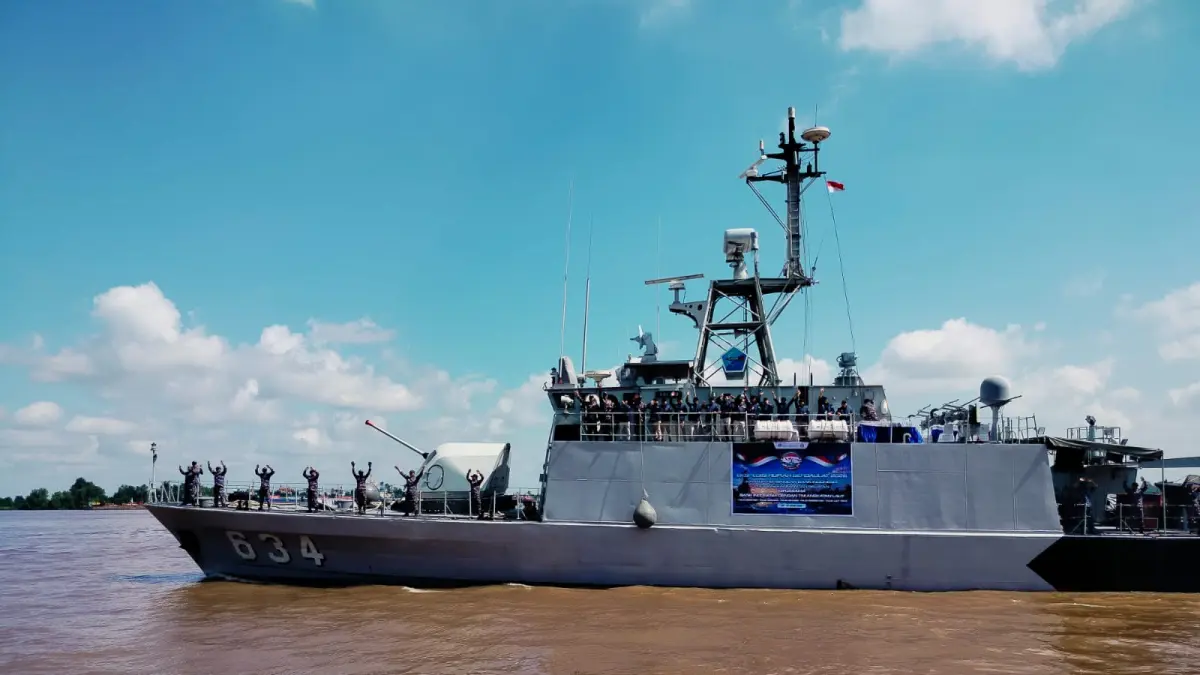 BERANGKAT: Gubernur Kalsel H Muhidin melepas keberangkatan KRI HIU-634 dalam Ekspedisi Rupiah Berdaulat 2026 di Pelabuhan Trisakti Banjarmasin, Senin (9/6). Program ini menjangkau lima pulau terluar di Kabupaten Kotabaru. (Maulana)&nbsp;