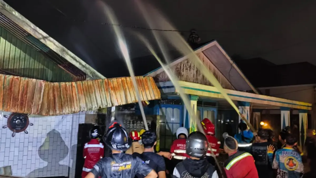 BERTUGAS: Gabungan pemadam kebakaran bersama warga memadamkan api yang membakar rumah warga Desa Palampitan Hulu, Kecamatan Amuntai Tengah, Selasa (9/6/2026). (Foto: Damkar HSU)&nbsp;
