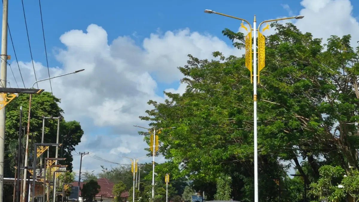DIPERCANTIK: PJU berornamen kijang yang terpasang di Jalan A Yani di Depan Kodim 1009/Tla, Selasa (9/6/2026). (Foto: Norsalim Yahya/Radar Banjarmasin)