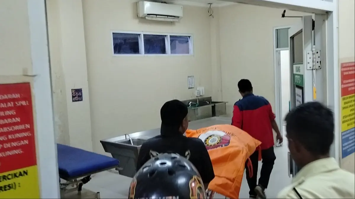 EVAKUASI: Relawan Emergency gabungan mengevakuasi jasad Ludwing Kasnadi (47) dari rumah bedakan di Jalan Agatis II, Sungai Miai, Banjarmasin Utara ke kamar pemulasaraan jenazah RSUD Ulin Banjarmasin.(Foto: Maulana/Radar Banjarmasin)&nbsp;