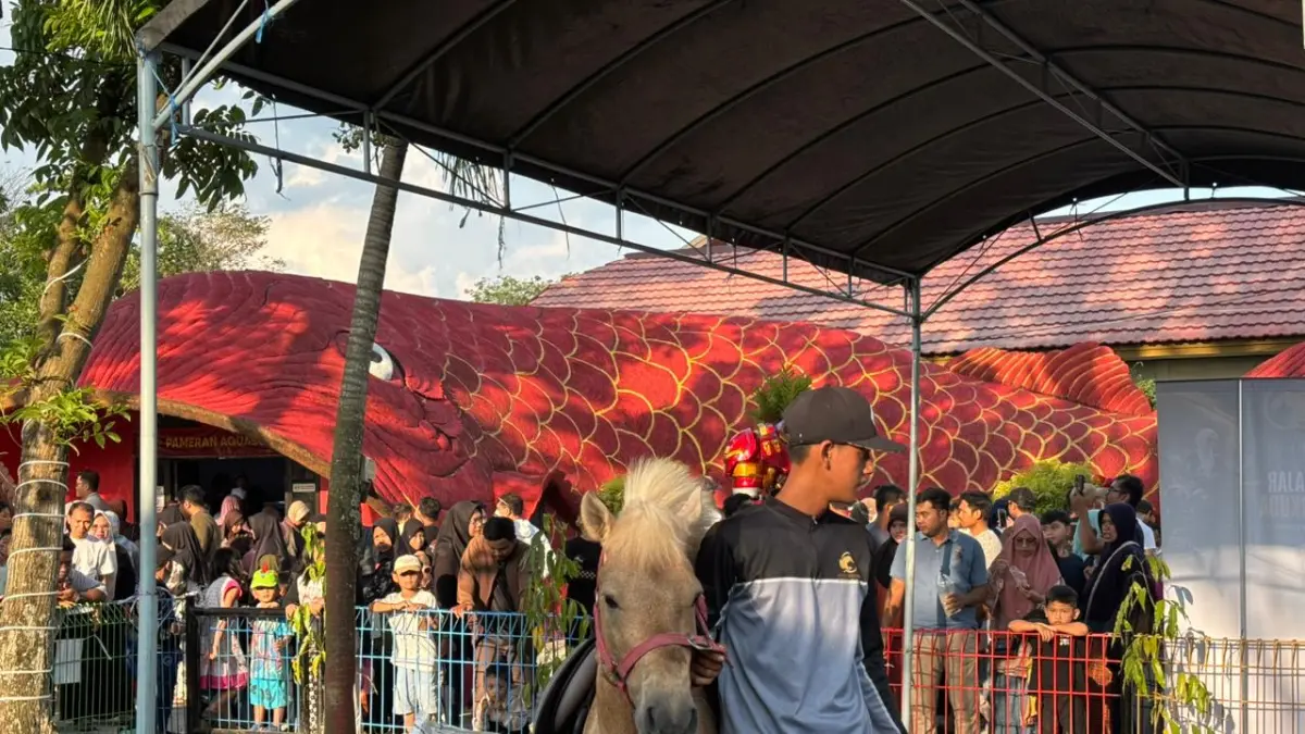 HIBURAN: Keberadaan kuda menjadi salah satu daya tarik rekreasi keluarga di Taman Edukasi Satwa Jahri Saleh Banjarmasin. (Zulvan Rahmatan/Radar Banjarmasin)