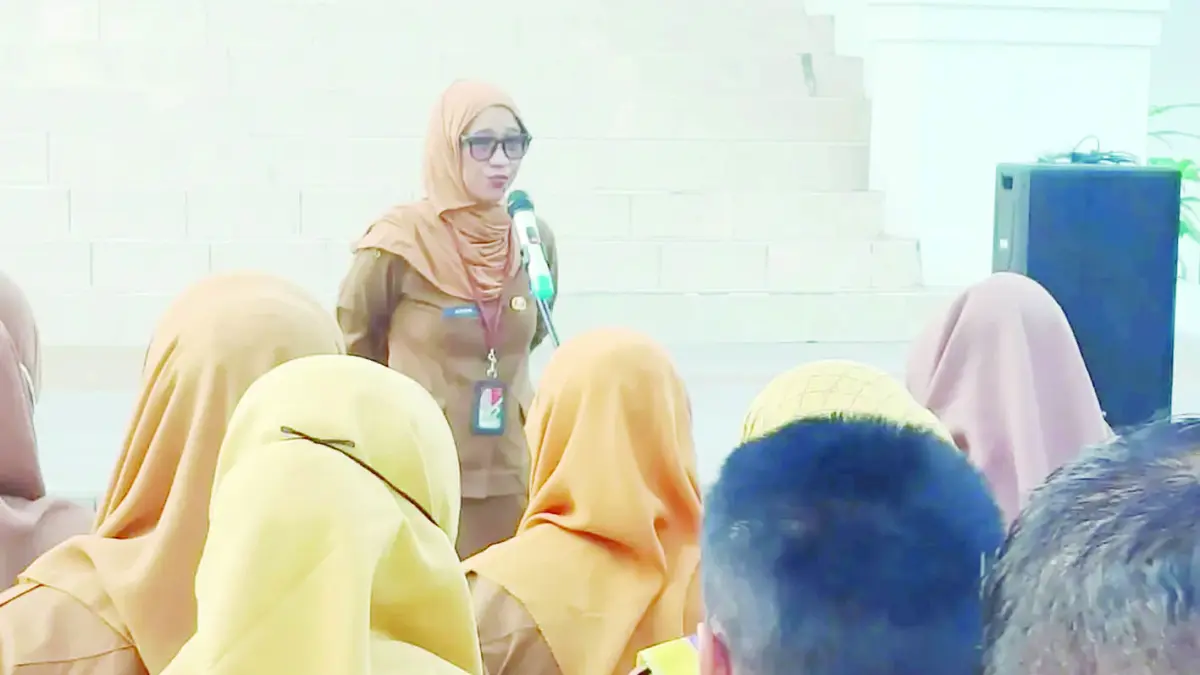 JAGA RITME: Sekwan Arnawaty Sufiatin saat pimpin apel pagi rutin yang digelar di halaman Kantor Sekretariat DPRD Kota Banjarbaru, Senin (8/6) pagi.
