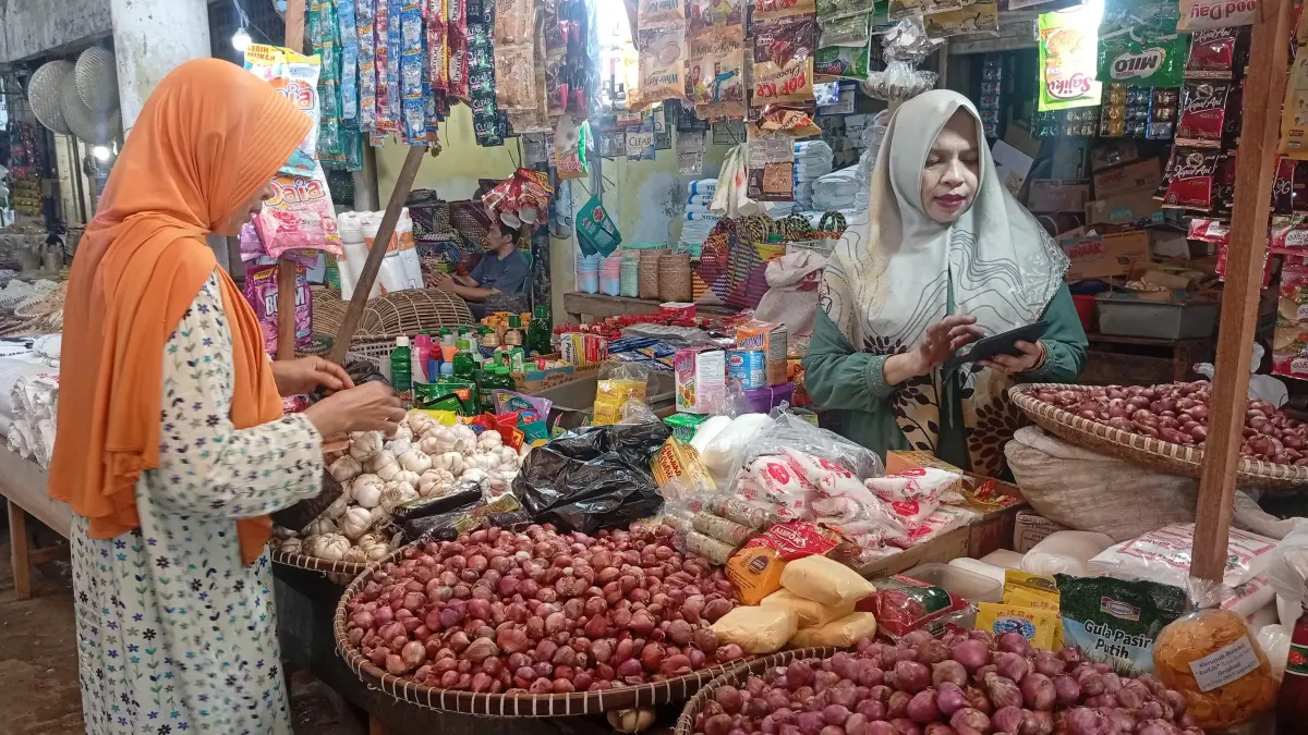 JUAL BELI: Transaksi jual beli di salah satu toko sembako di Pasar Los Batu Kandangan. (Foto: M. Padil Ihsan/ Radar Banjarmasin) 
