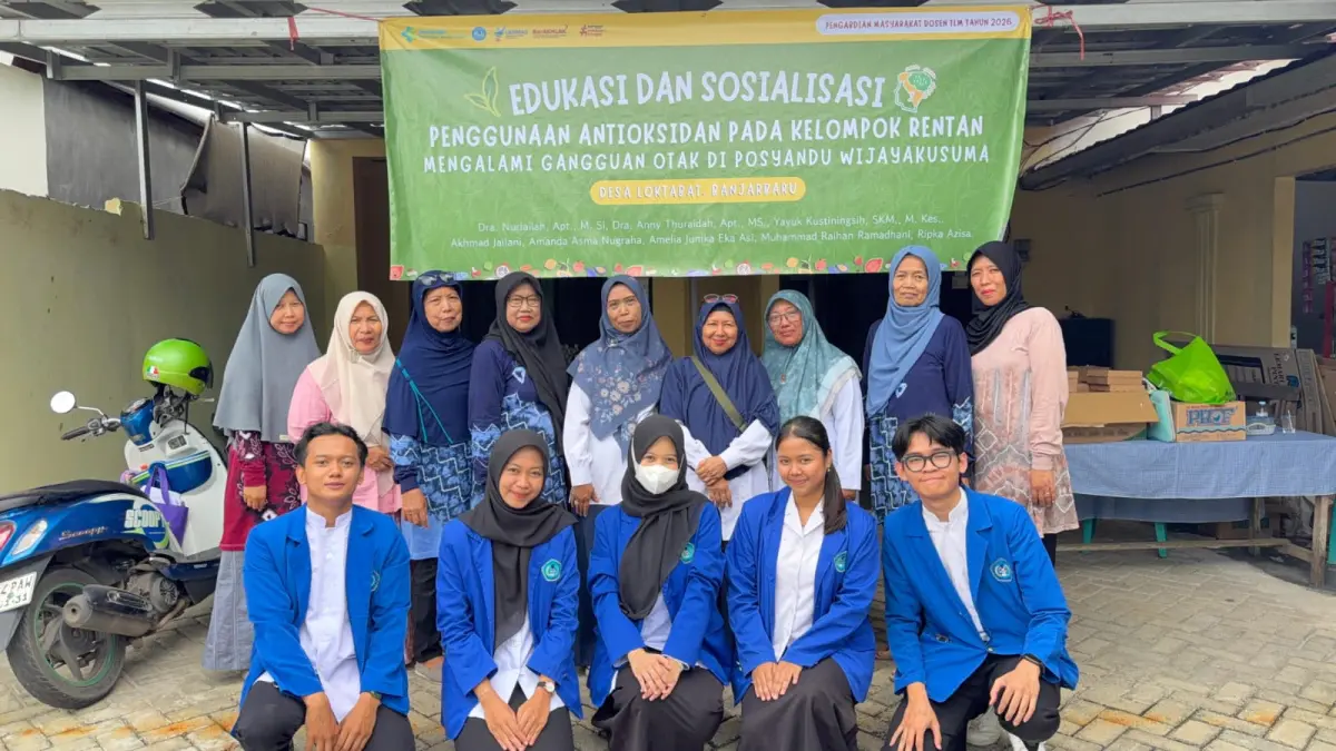MOMEN: Foto bersama Dosen, mahasiswa dan ibu-ibu Kader Posyandu Lansia Wijayakusuma Banjarbaru