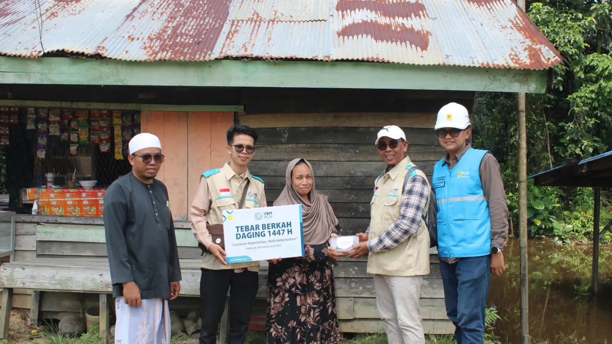PEDULI: Penyerahan program Tebar Berkah Daging oleh tim PLN UP3 Kuala Kapuas kepada salah warga Desa Sei Jangkit, Kecamatan Bataguh, Kabupaten Kapuas.(Foto-foto: PLN UID Kalselteng)&nbsp;