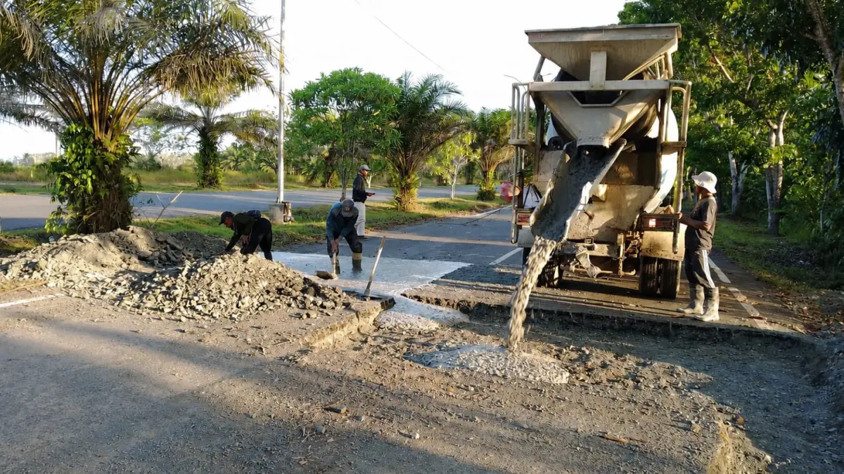 PERBAIKAN JALAN: Pekerja melakukan pengecoran beton pada ruas Jalan Dharma Praja kawasan Gunung Tinggi, Tanah Bumbu.