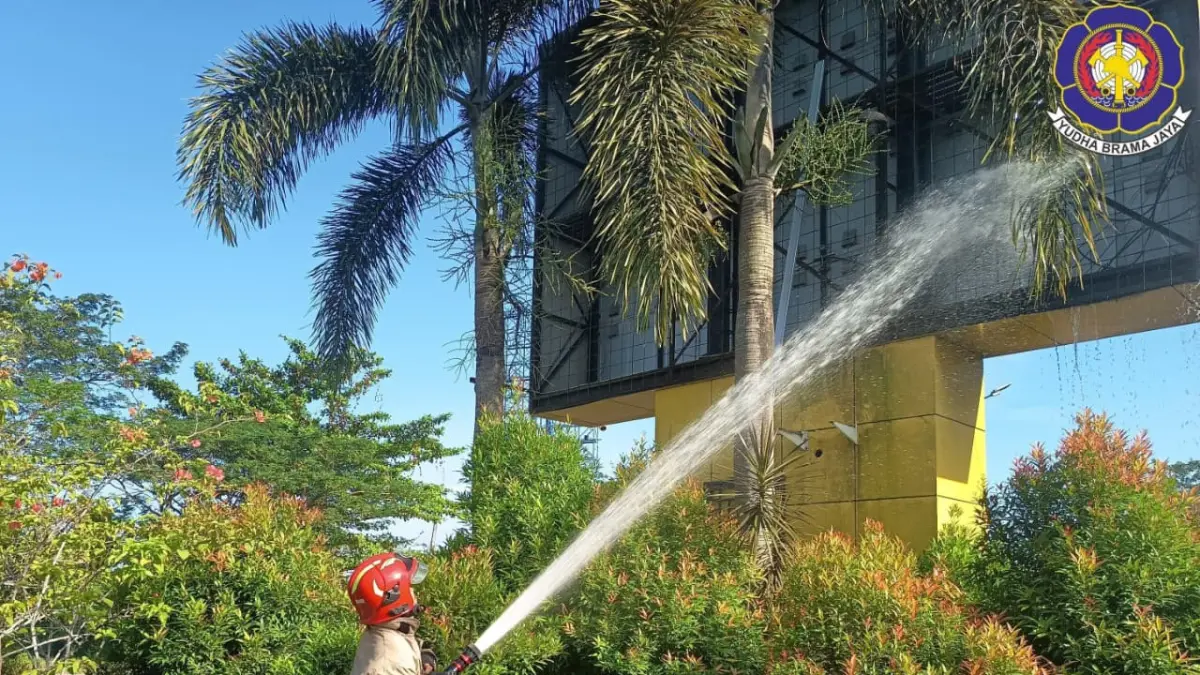 Petugas DPKP Kabupaten Banjar melakukan pemadaman pada videotron milik Pemprov Kalimantan Selatan yang terbakar di Bundaran Km 17 Gambut, Selasa (9/6/2026) pagi. (DPKP BANJAR)

