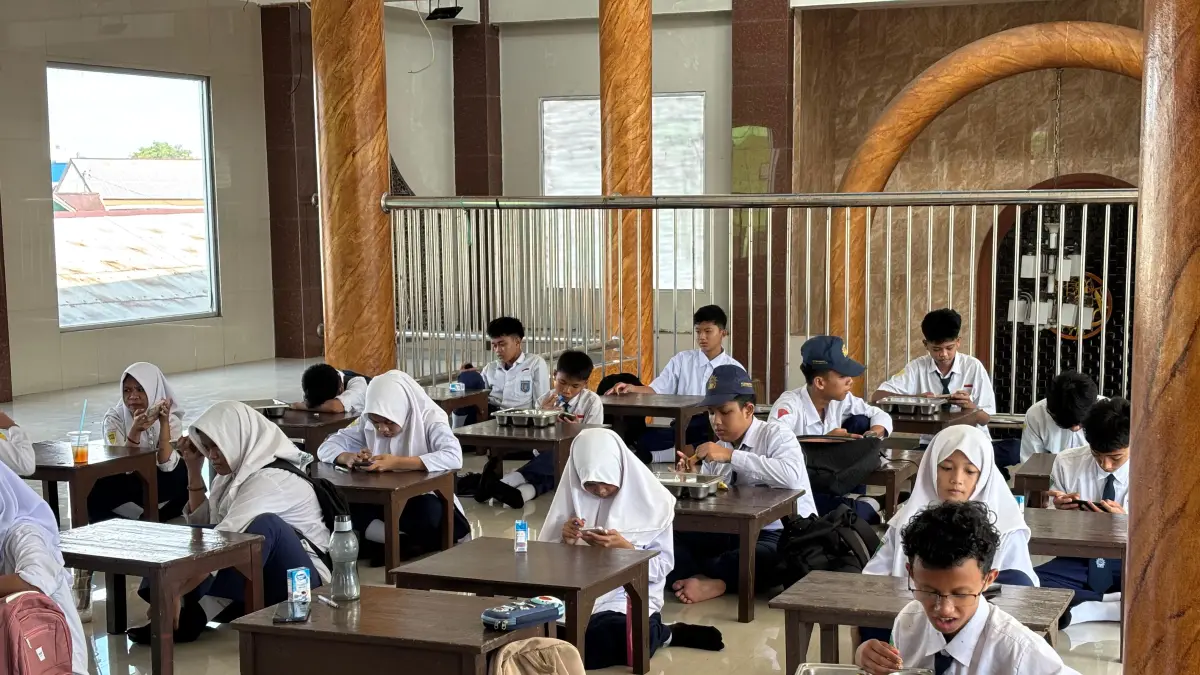 PINDAH: Puluhan siswa MTs Muhammadiyah 1 Banjarmasin pindah ke gedung masjid di kawasan kompleks belum lama ini akibat gedung sekolah mereka mengalami kebakaran. (Zulvan Rahmatan/Radar Banjarmasin)
