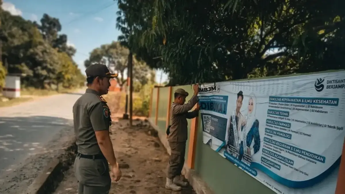 Satpol PP dan Damkar Tala saat melakukan penertiban spanduk kadaluarsa yang terpasang di sejumlah titik di Kota Pelaihari, Selasa (9/6/2026). (Satpol PP dan Damkar Tala)