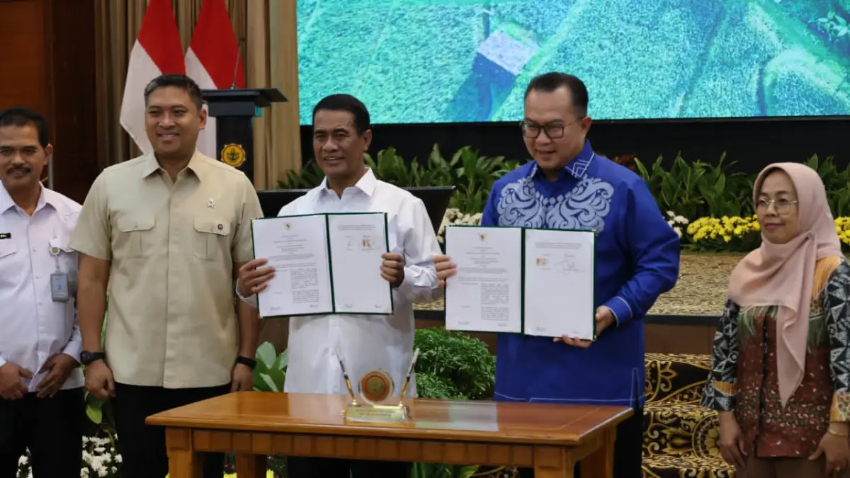 SEPAKAT: Mentan, Andi Amran Sulaiman dan Kepala BRIN meneken kerja sama riset pertanian untuk mewujudkan swasembada pangan berkelanjutan dan hilirisasi.(Foto; Kementan RI) 