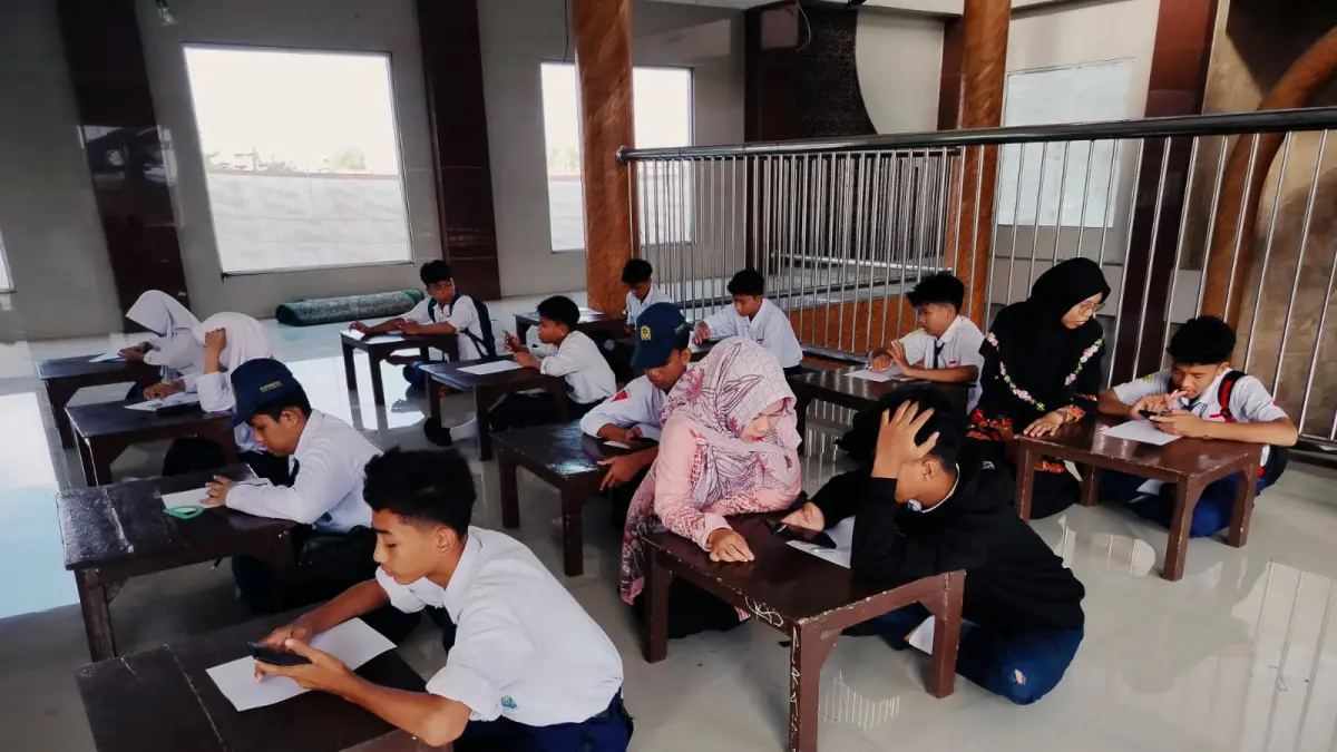 Siswa kelas VII dan VIII MTs Muhammadiyah 1 Banjarmasin mengikuti PAT di lantai dua Masjid KH Ahmad Dahlan pascakebakaran yang melanda gedung sekolah mereka. (Maulana/Radar Banjarmasin)
