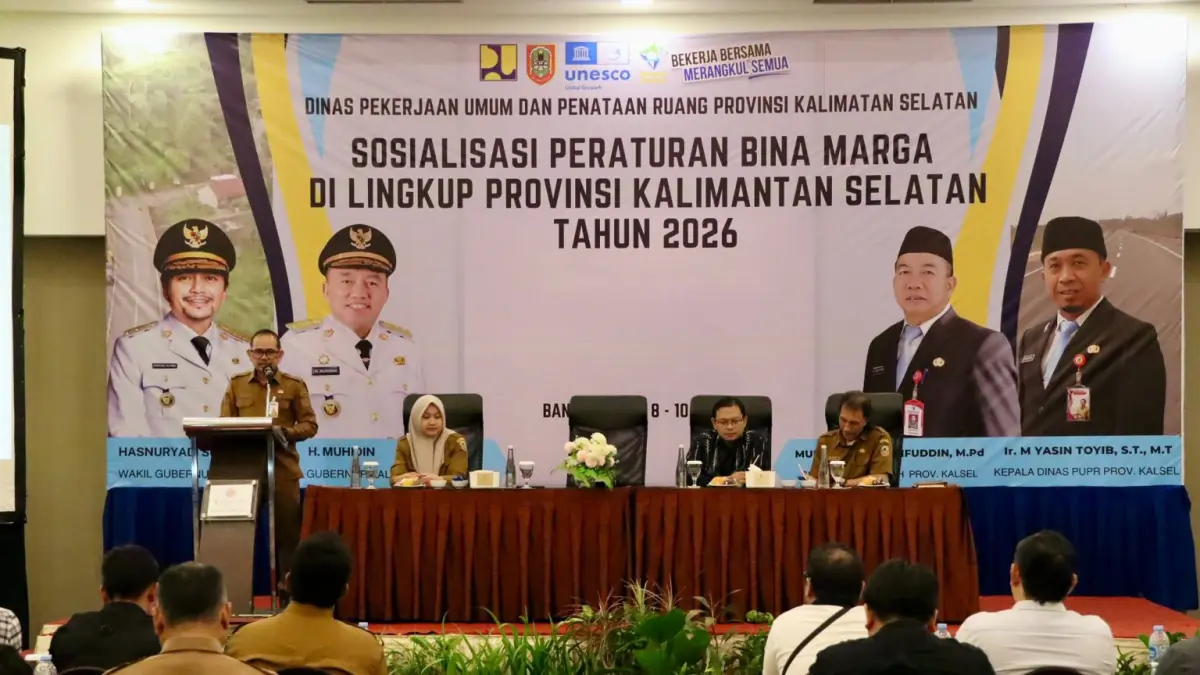 SOSIALISASI: Dinas Pekerjaan Umum dan Penataan Ruang (PUPR) Kalsel menggelar Sosialisasi Peraturan Bina Marga di Lingkup Provinsi Kalimantan Selatan Tahun 2026.
(Foto: MC KALSEL)&nbsp;