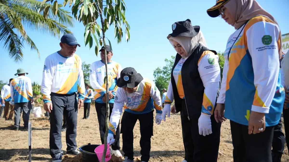TANAM POHON: Aksi penanaman pohon di Desa Salam Babaris Kecamatan Salam Babaris.