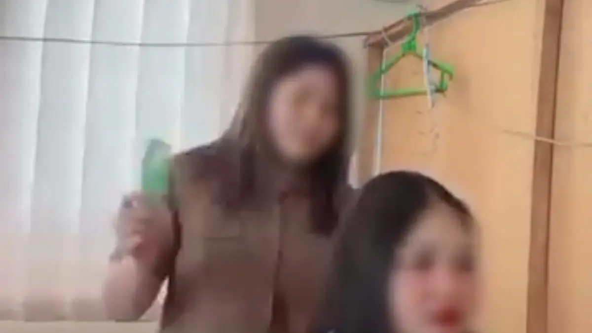 Tangkapan layar dari video yang memperlihatkan ulah oknum pegawai Disporapar Balangan saat melakukan aktivitas potong rambut di dalam ruang kerja pada jam dinas. (medsos)