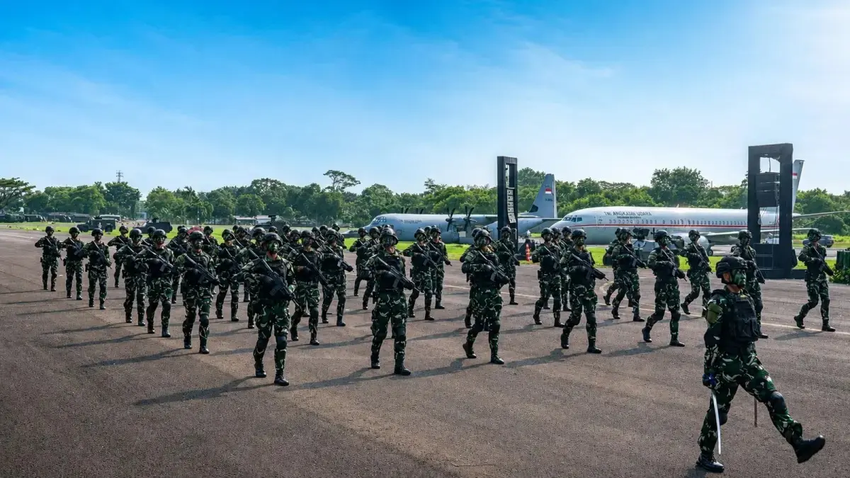 Teks Foto: PENGENDALI DRONE: Pasukan dari 3 matra TNI yang memiliki kemampuan spesifik sebagai pengendali drone dipamerkan dalam defile di Penutupan Latsarmil Komcad ASN, Jumat (5/6). (Kemhan)