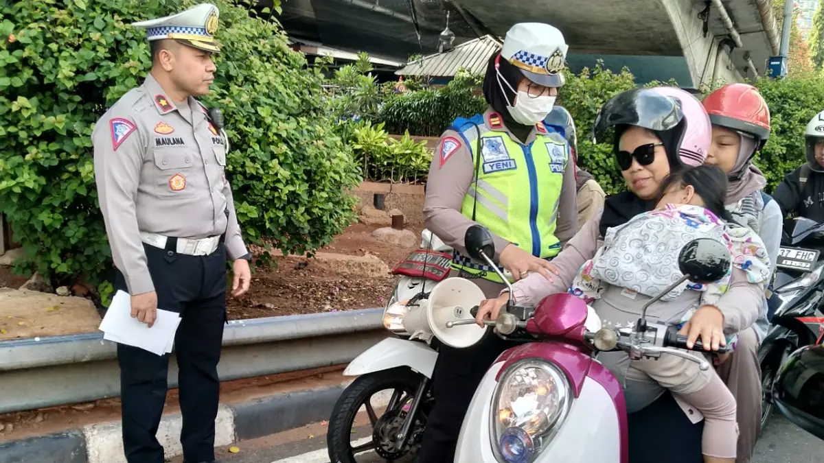 Teks: RAZIA: Operasi Patuh Jaya di kawasan Jakarta Barat sebelumnya. Kali ini pelaksanaanya diputuskan ditunda.